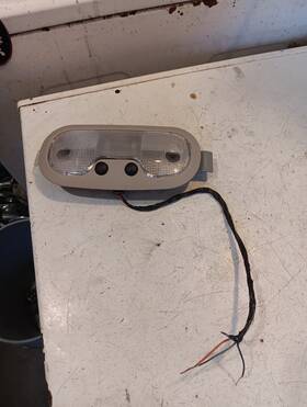021015 Chevrolet 2005 - 2006 Chevy Silverado Dome Reading Light 021015 Chevrolet 2005 - 2006 Chevy Silverado Dome Reading Light
